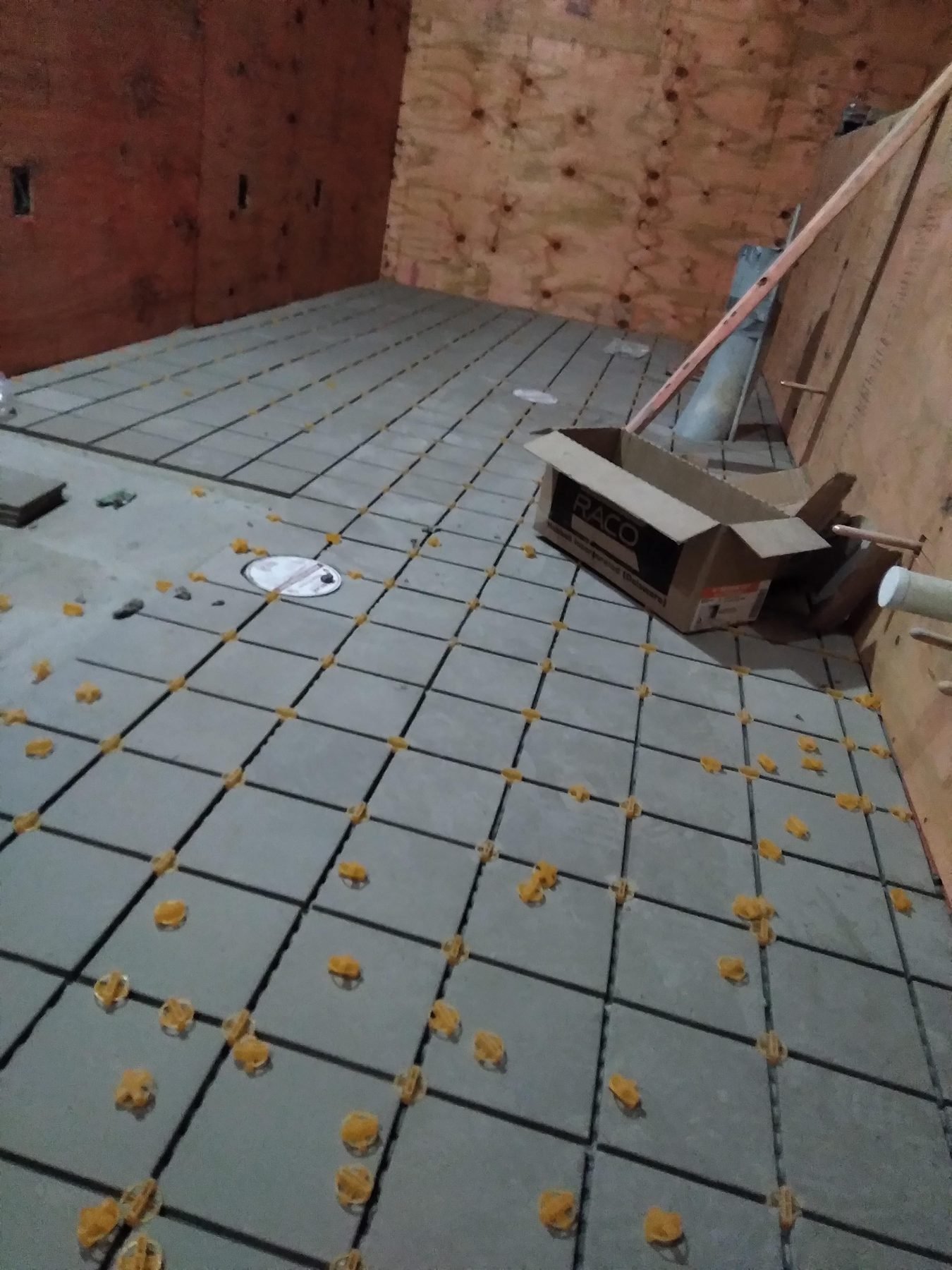 Uncoupling membrane before tile