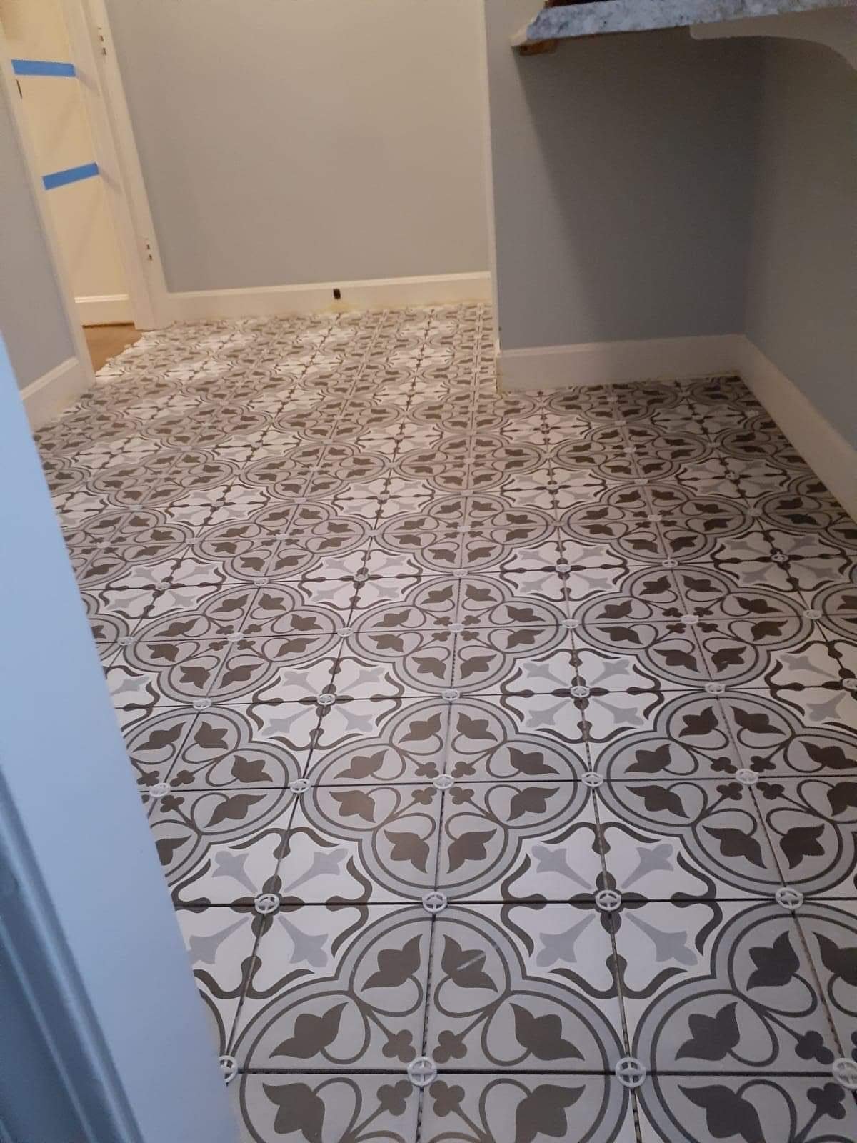 Patterned porcelain bath floor