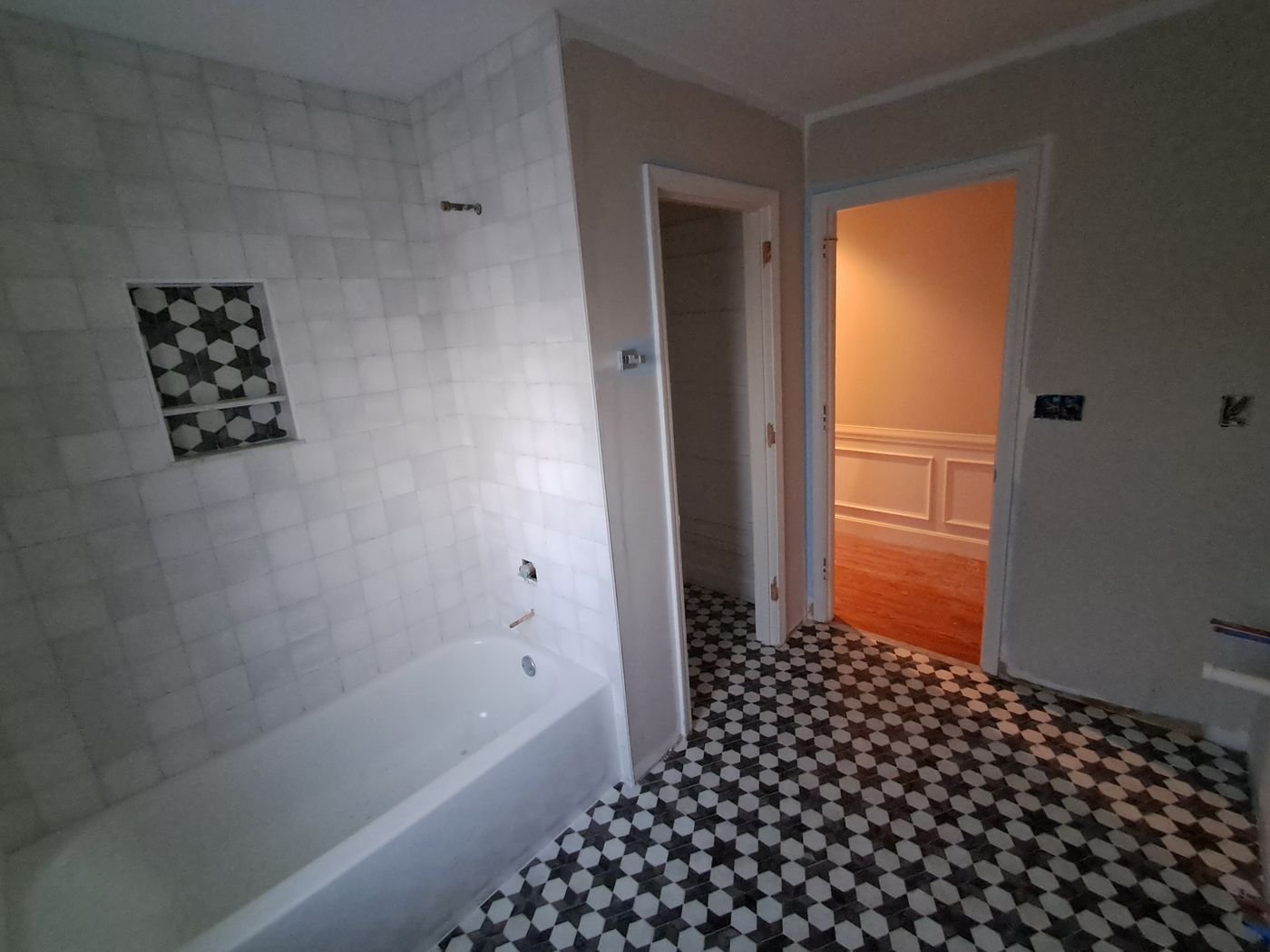 Star mosaic bath floor & tub wall