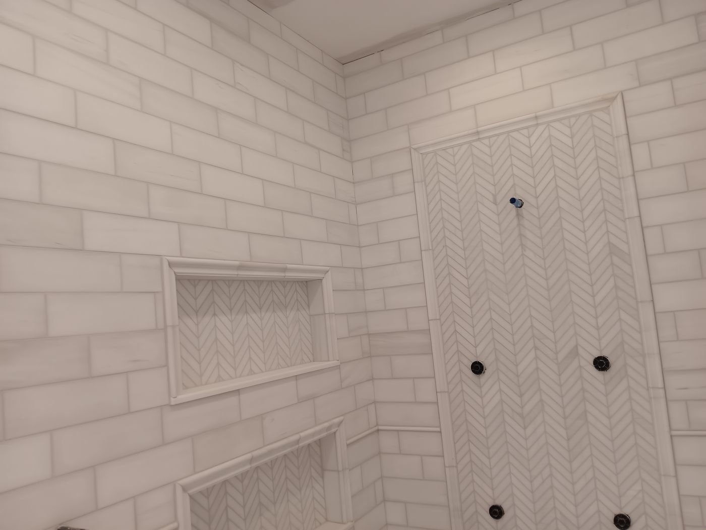 Subway shower with chevron niches