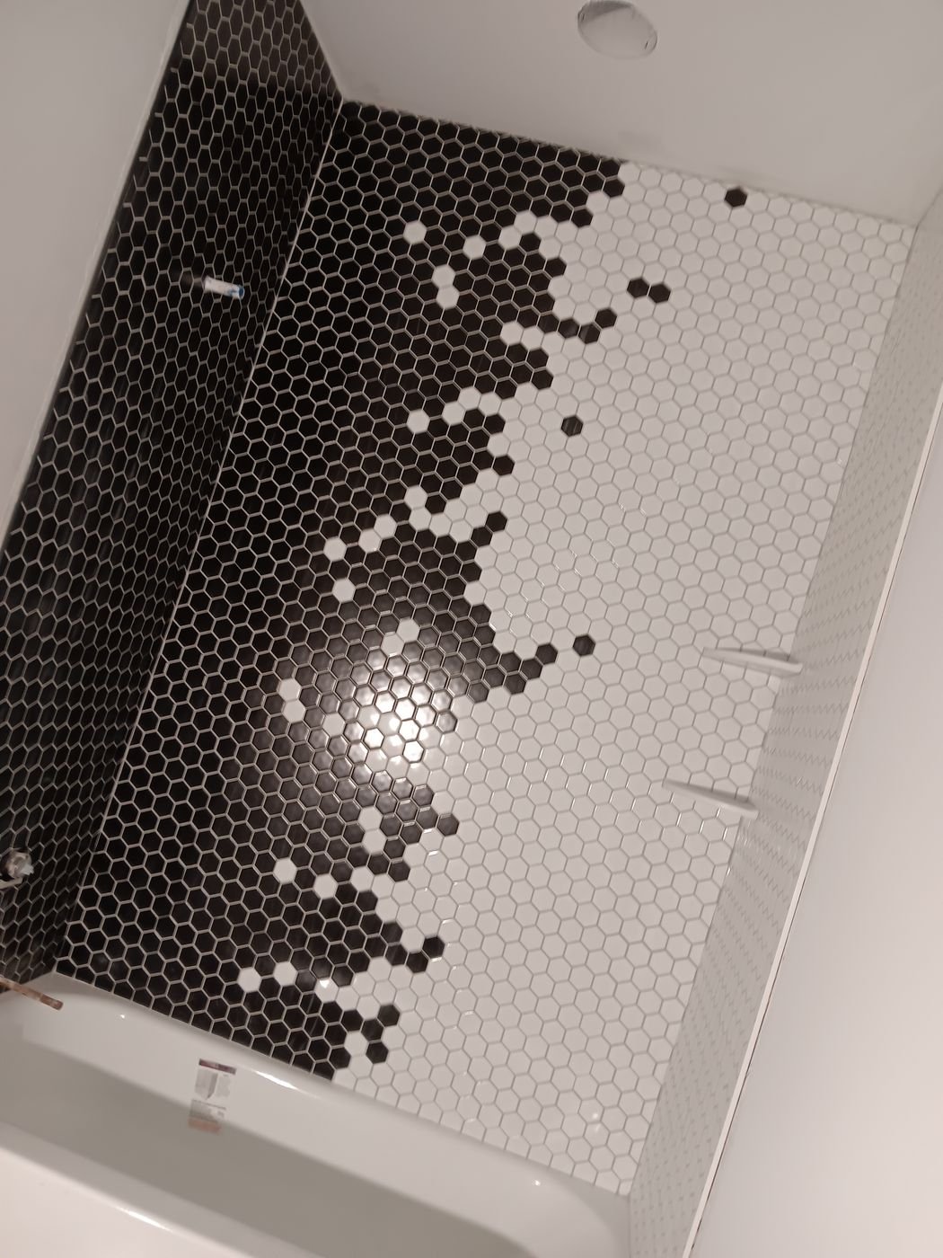 Black-to-white hex gradient shower