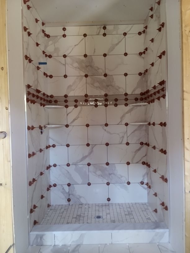 Setting with leveling system